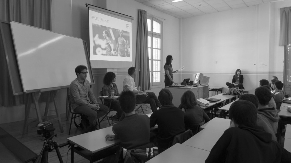 'Yo, futbolista' se presento ante alumnos de 2º de CCAFD y 2º de Bachillerato en el Campus de Huesca de la Universidad de Zaragoza. RAMÓN DÍA 